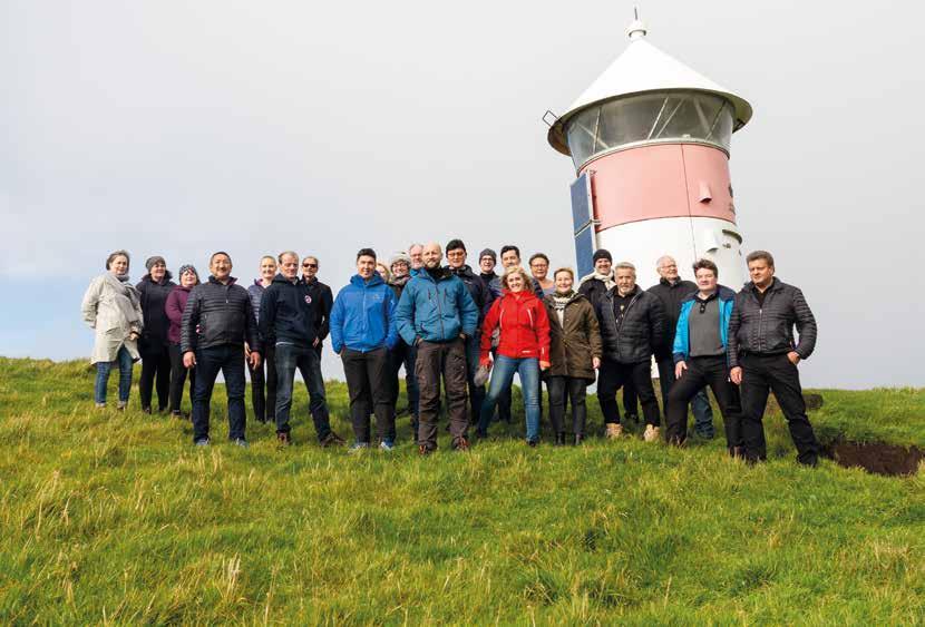 KAPITALI 12 Nunat Avannarliit Killiit Siunnersuisoqatigiiffiat Stóra Dímun-imut angalaartinneqarpoq, tassani ilaqutariit ataatsit nunaateqarnermik inuussuteqartut najugaqarput.