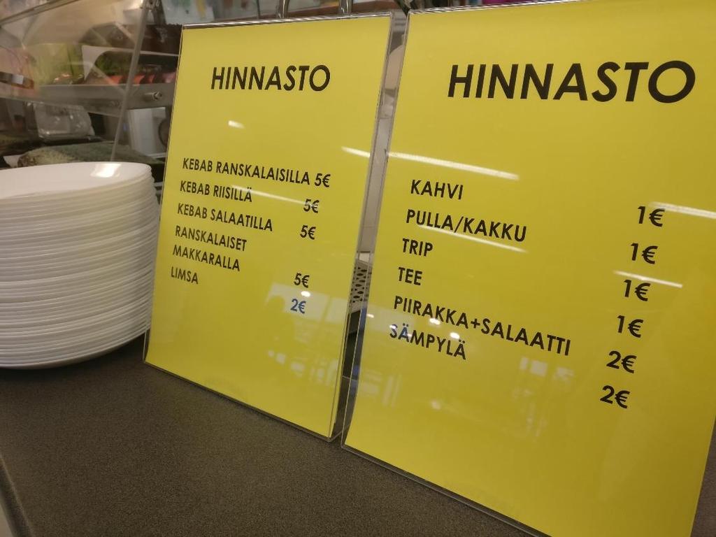 24 yritetään myös houkutella asiakkaita paikalle. Kahvi, makeat herkut, suolaiset piirakat, salaatit sekä grilliruoka ovat edullisia, kuten kuvassa kolme näkyy (KUVA 3).