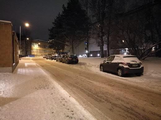 Isommat aurat ja hiekoituskoneet hoitavat työn huomattavasti pieniä nopeammin ja hiekoitushiekkaa ei tarvitse käydä hakemassa lisää niin usein.