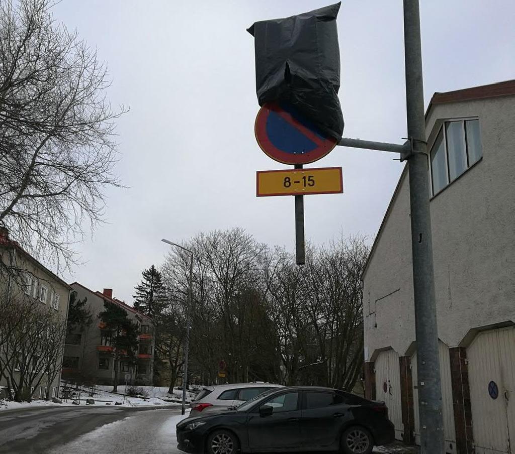 Alueelle asennettiin kaupungin laatiman suunnitelman mukaan uusia liikennemerkkejä ja lisäkilpiä. Tarpeettomia merkkejä ja kilpiä peitettiin mustilla muovipusseilla.