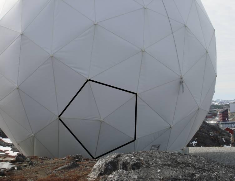 Telekkut attaveqaqatigiinneq Nuummi Telep eqqaaniippoq qaarajuttoq, telekkut attaveqaqatigiinnermi atortussanik imaqartoq. Qaarajuttup qaava geometriimi ilutsinik katitigaavoq. 3.