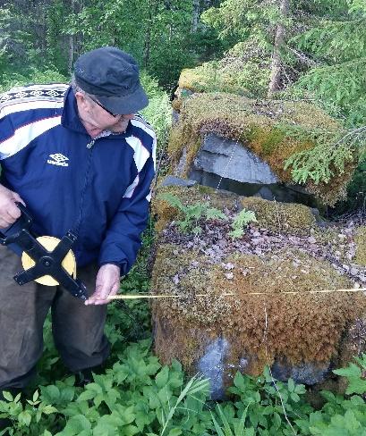 Haastattelee asiasta tietäviä ihmisiä ja pyrkii kokoamaan valokuvia ja vanhaa aineistoa dokumentointia varten.