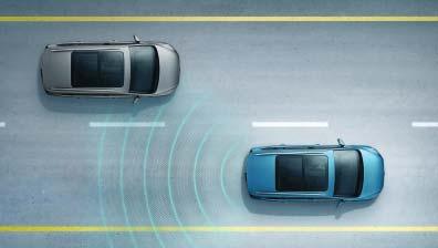 ¹) Peruutettaessa pois pysäköintiruudusta integroitu peruutusavustin valvoo aluetta auton takana ja varoittaa kuljettajaa mahdollisesta risteävästä liikenteestä.