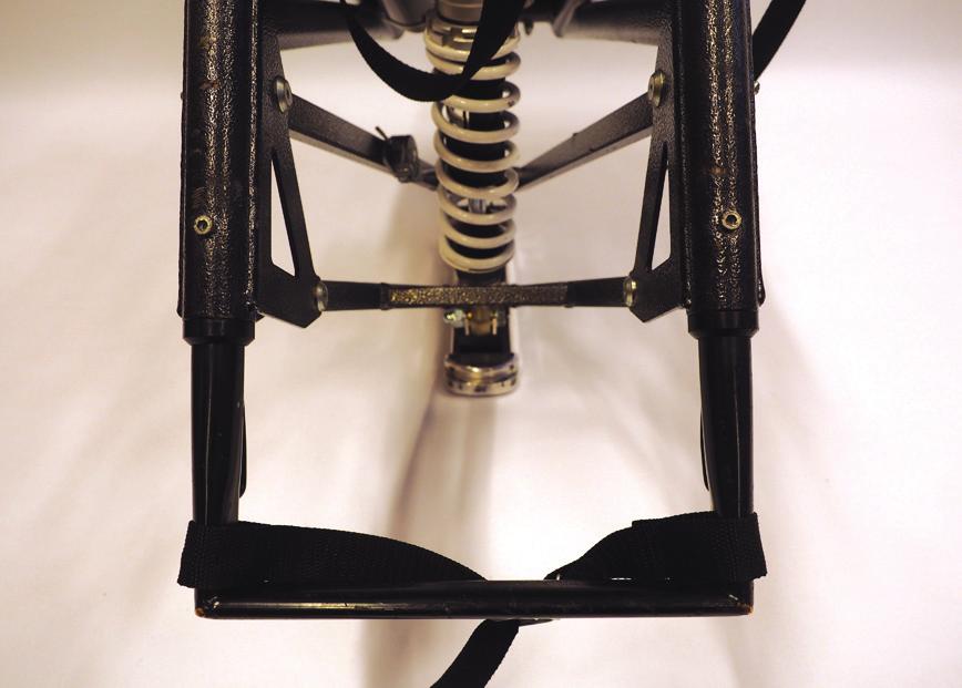 Kuvaan on merkitty jousituksen nivel, jota täytyy painaa jalalla tuoliosaa laskettaessa.