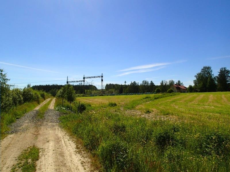 Maaperä ainakin peltoalueella on tiivistä soransekaista hietaa ja hiesua.