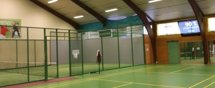 Vanhat seinäpinnat poistettiin ja korvattiin uusilla. Lattia täytyi uusia ja maneesin vaatima hiekkapohja sekä vanerikaukalo poistettin.