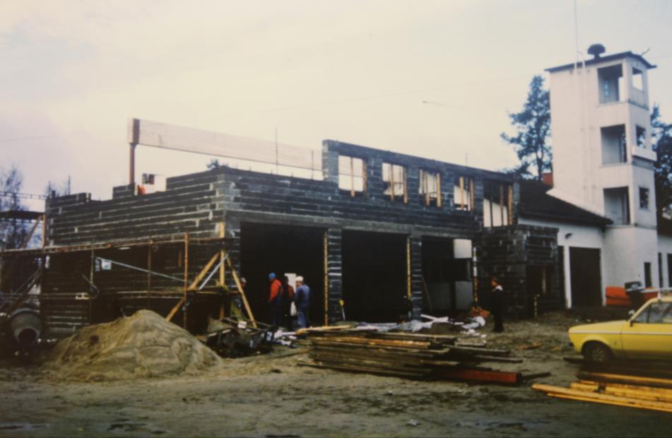 Vuosien 1986-87 laajennos Palotoiminnan laajentuessa ja kaluston kehittyessä alkoivat tilat käymään vuosien saatossa paloasemalla taas ahtaiksi.