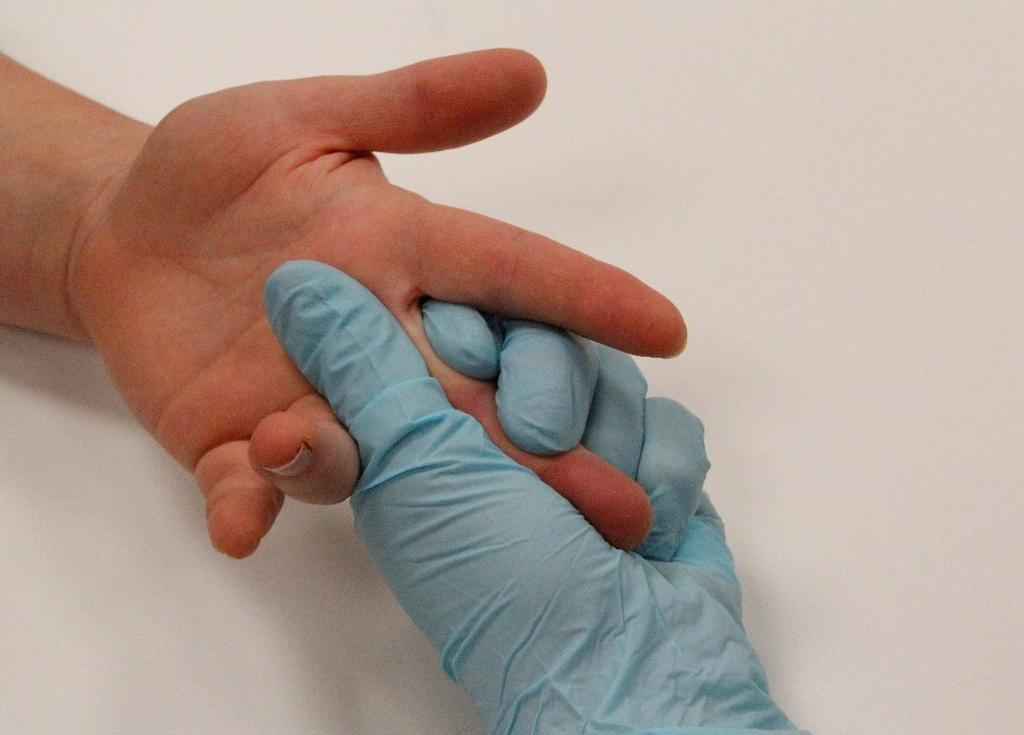 Tukevan ja napakan otteen saa asettamalla vasemman käden peukalon potilaan sormen suuntaisesti sekä asettamalla keskisormen ylimmän nivelen kohdalle (Tuokko ym. 2008, 58; Synlab n.d.b).