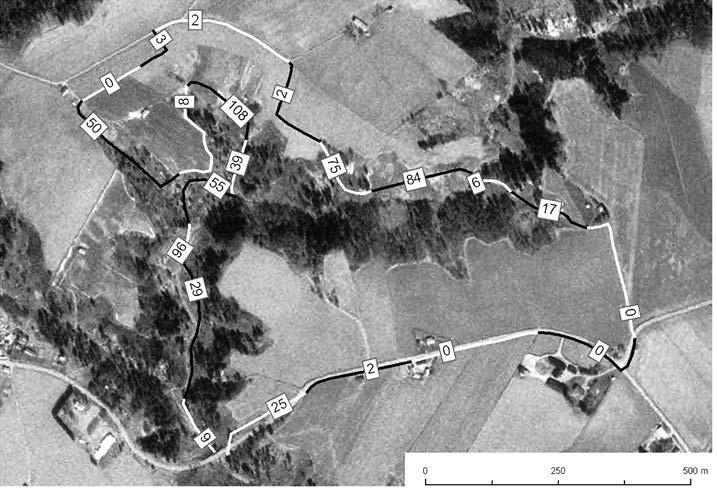 suureen osaan, läntiseen ja itäiseen, joista molemmat olivat laajuudeltaan 31,5 km 2 (Luoto ym. 2002).