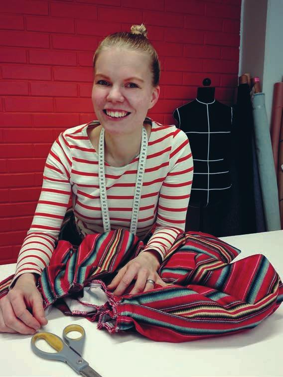 Rauman Lapista kotoisin oleva vaate suunnittelija ja käsityömestari Laura Hannula on tutkinut kansanperinteen kautta nollajätesuunnittelua ja haluaa edistää ekologisia vaihtoehtoja pukeutumisessa.