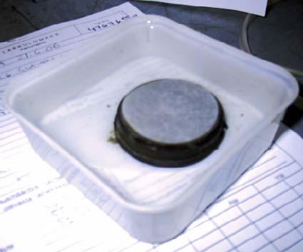 Ödometrikokeita tehtiin myös stabiloiduille koekappaleille. Tarvittava määrä sementtiä mitattiin saven joukkoon ja sekoitettiin käsin puristelemalla viiden minuutin ajan.