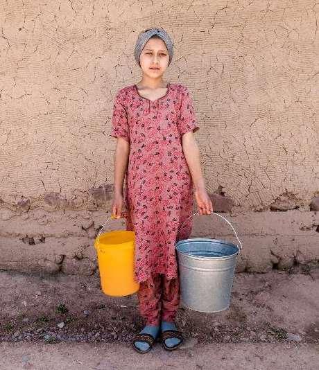 Unelmana puhdas vesi 12-vuotias Lailo kantaa joka päivä äitinsä apuna ojasta vettä ruoanlaittoon, pyykinpesuun ja peseytymiseen.