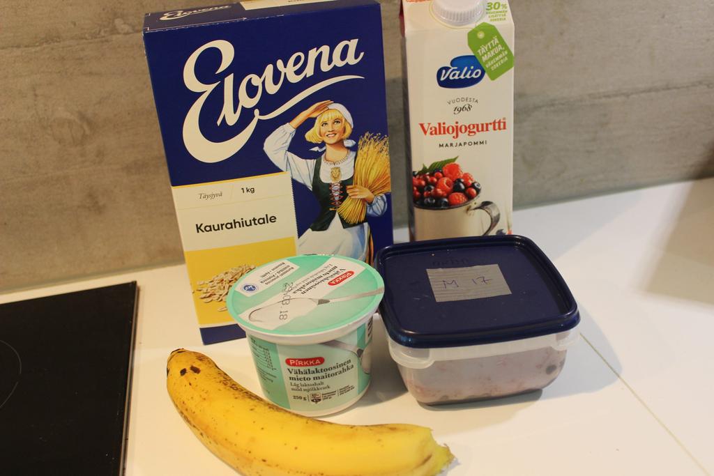 Ainekset heitetään kulhoon tai tehosekoittimeen (vinkki: Itse käytän sauvasekoitinta, koska tiskivuoresta tulee paljon pienempi) ja sekoitetaan tasaiseksi massaksi.