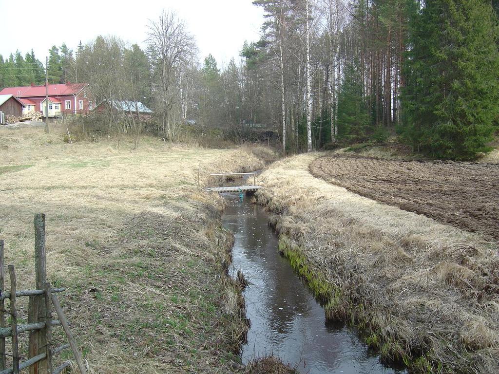 19 Kuva 16 on otettu Korkeakosken ylittävältä mökkitieltä ylävirtaan päin. Ko. kohdassa on aikoinaan ollut lampi ja siihen saisi melko helposti kaivamalla rakennettua lampareen.