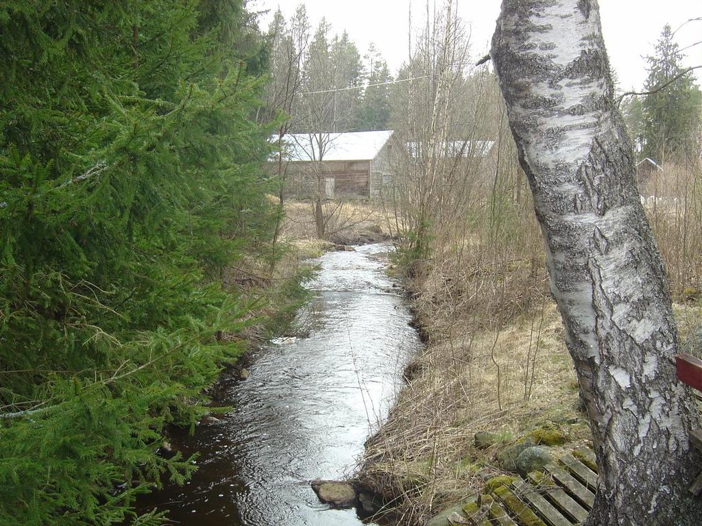 mökkitien sillalta alavirtaan päin. Koskea olisi helppo kivetä ja kynnystää.