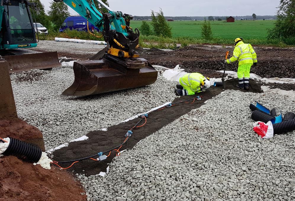 31 Kuva 18. Yläpinnan painumaletkun asennus käynnissä (Hippeläinen 2018) Yläpinnan painumaletku asennettiin lähelle vaahtolasimurskeen yläpintaa.