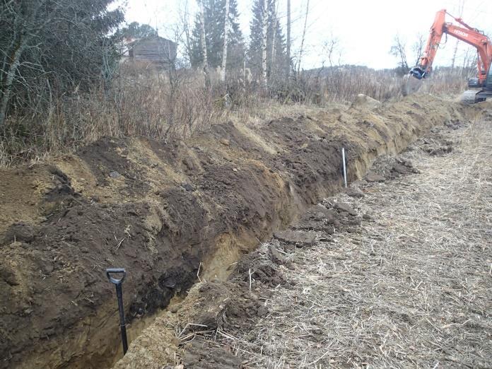 Rakenteen alapuolella ja pieneltä osin myös sivulla on ns. koskematonta maata.