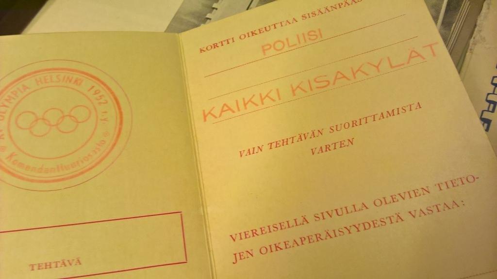 12 (19) Kuva 7. Poliisin henkilökortti. Kuva 8. Käsin piirretty organisaatiokaavio.