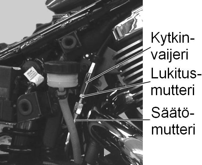 Voitele kaasukahvan vaijerireitti Victory All Purpose rasvalla tai vastaavalla korkealaatuisella vaseliinilla. 3. Kytke vaijerit ja tarkasta kaasukahvan välys.