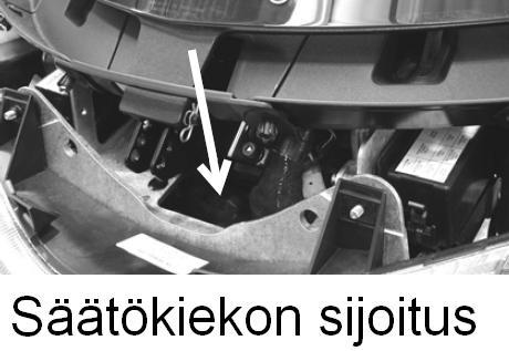 Pidä moottoripyörä täysin pystysuorassa ja anna avustajan mitata ajovaloumpion polttimon korkeus maan tasosta. Tee seinään merkki samalle korkeudelle. 5. Käynnistä moottori ja sytytä kaukovalot. 6.