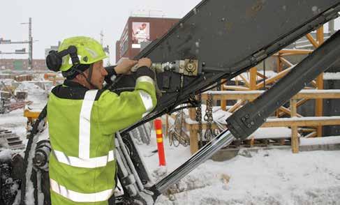 Rammer 2166 iskee Ratinassa Maanrakennus J. Jönkkäri Oy Teksti ja kuvat Tapani Palo Nopeatempoisessa työskentelyssä kaivukoneen työvälineitä joutuu vaihtelemaan useinkin.