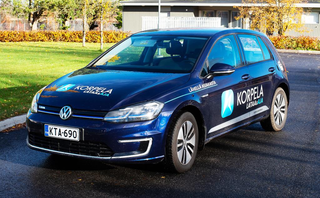 SÄHKÖAUTO PIENENTÄÄ HIILIPYÖRÄNJÄLKEÄ Korpelan Voiman ensimmäinen sähköauto, Volkswagen e-golf, hankittiin keväällä