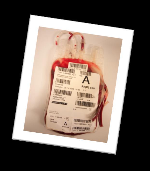 Verikeskukseen tullaan aamuvuoroon klo 7.00. Yksi työntekijä toimii varaajana, joka ottaa veritilaukset vastaan ja varaa potilaille alustavasti sopivat veret.