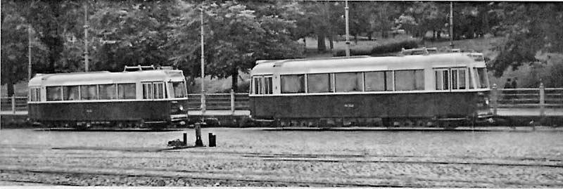 Vaunut 431 (vas.) ja 432 (oik.) ovat saapuneet Helsingin Eteläsatamaan ja siirretty satamaan vedetylle raitiotieraiteelle, kuva 11.10.1941. Kokoelma Jorma Rauhala.
