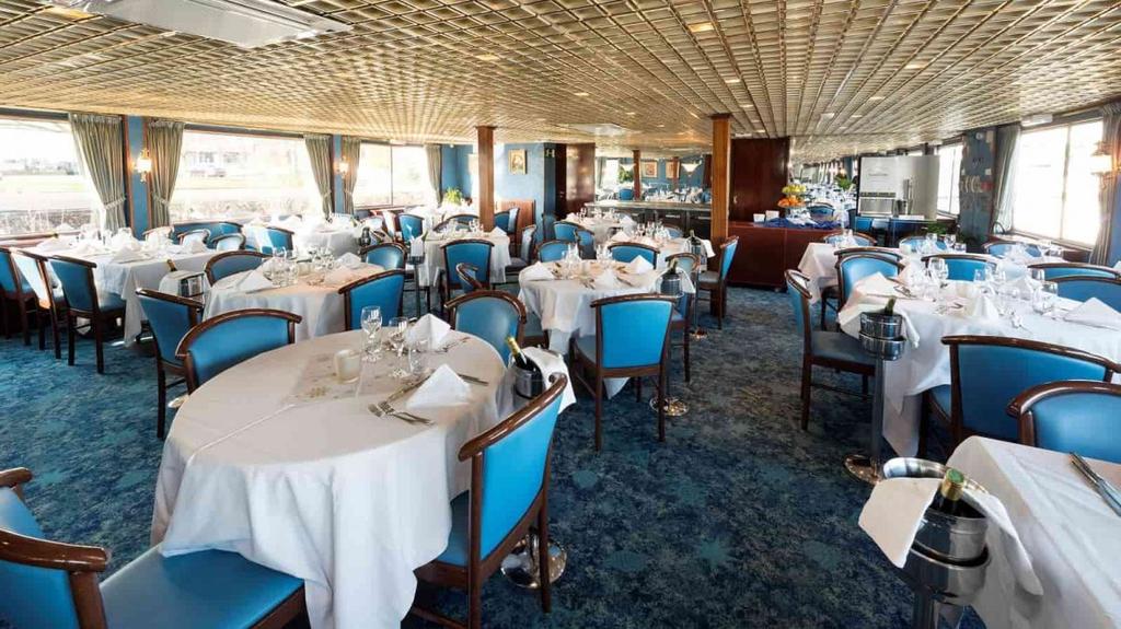 Laivalla on Lounge-Bar keulassa sekä ranskalaisen keittiön herkkuja tarjoileva ravintola peräosassa.