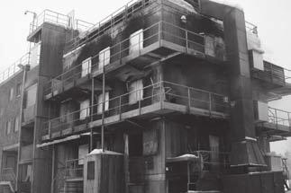 Kuva 1. Palotalo Kuva 2. Konttiharjoitus Kuva 3. Pariisin pelastuskoulun maakaasusimulaattori 1) käytettiin poltettavina materiaaleina havuvaneria ja sinolia (Berner Oy).