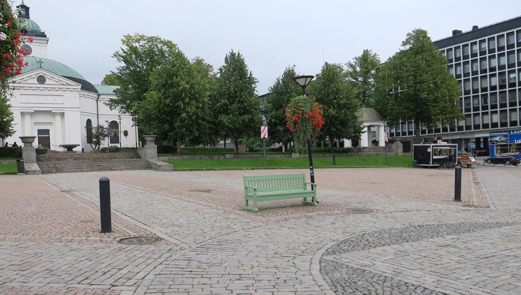 TORIN PINTARATKAISU Pysäköintilaitoksen rakentaminen edellyttää, että nykyisen torin luonnonkivipintaiset päällysteet poistetaan.