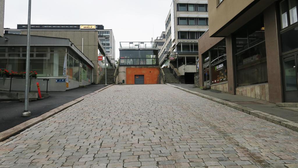 1. JOHDANTO Tässä hankesuunnitelmassa on esitetty Hämeenlinnan ydinkeskustaan kauppatorille toteutettavan kaksikerroksisen pysäköintilaitoksen P-Tori ratkaisut.