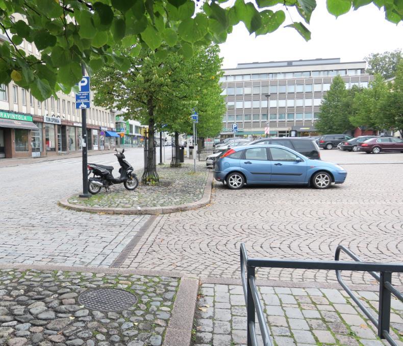 KAUPUNKIKUVA Toriparkin toteuttaminen mahdollistaa kadunvarsipysäköinnin vähentämistä ja siten katutilojen muuttamisen enemmän oleskelua, kävelyä ja pyöräilyä palvelevaksi.