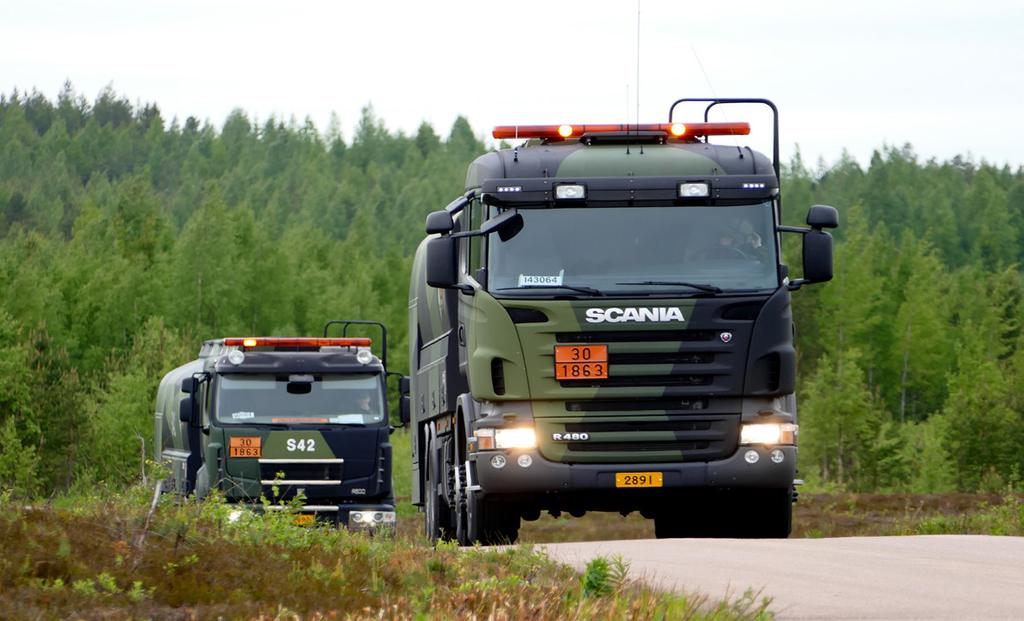 SOTILASKULJETTAJA (PALVELUSAIKA 347 VUOROKAUTTA) Raskaan kaluston kuljettajan tehtäviin Ilmavoimien joukko-osastoihin sekä Utin Jääkärirykmenttiin hakeudutaan erikoisjoukkohaun kautta.