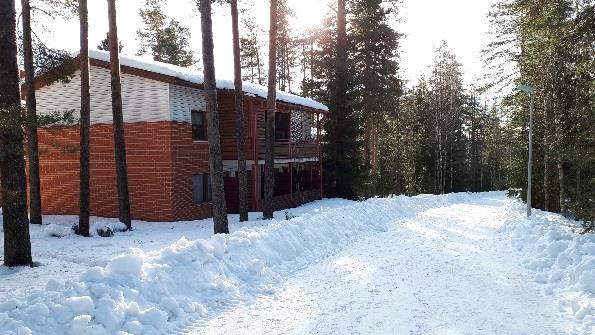 Korttelialueen läpi kulkee johdoille varattu alueen osa. Rakentamista on ohjattu rakennusaloilla ja maksimirakennusoikeus on esitetty kerrosalaneliömetreinä.