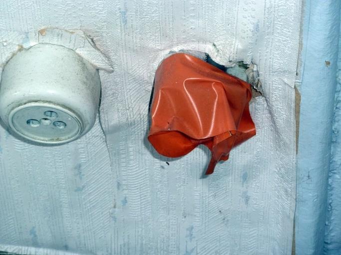 Kuntoluokka: 2 välttävä Toimenpiteet: Uusitaan sisävalaisinjärjestelmä tekniikkasaneerauksessa. 9. TIETOTEKNISET JÄRJESTELMÄT 9.1. Puhelin Rakennukseen tulee perinteinen parikaapeliliittymä.