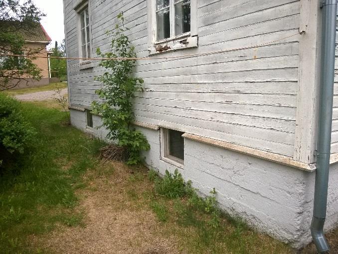Rakennuksen julkisivut ovat lautaverhoiltuja. Vaakasuuntainen ulkoverhouslauta on asennettu suoraan hirsiseinän päälle eli lautaverhouksen taustassa ei ole tuuletusrakoa.