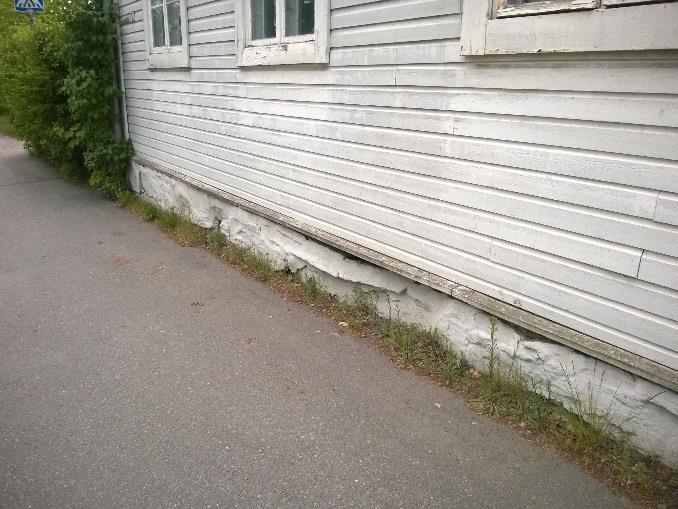 Julkisivun puuosissa ja ikkunoiden alapuolisissa puulistoissa oli havaittavissa tummentumaa, maalipinnan irtoamista ja lahovaurioita.