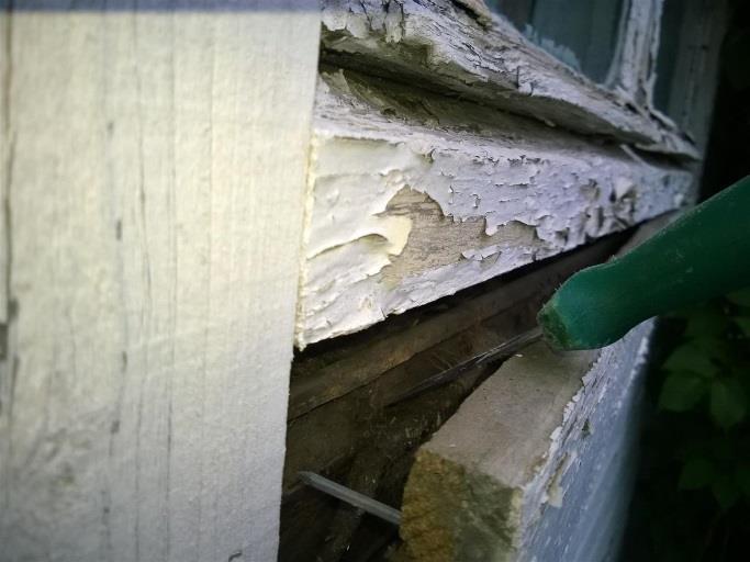 Rakennuksen ikkunat ovat pääosin sisään- ja ulosaukeavia kaksilasisia puukarmi-ikkunoita, ikkunoiden toimivuus/käynti oli osin heikkoa.