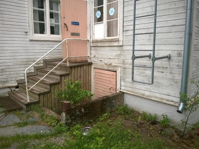 asianmukaisesti. Vesikatteen läpiviennit olivat tarkastetuilta osin tiiviit ja hyväkuntoiset.