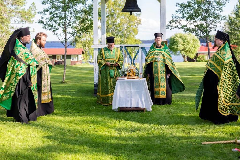 Hiekan tilalla sijaitsevan luostarin hautausmaalla toimitetun panihidan ja Hiekan tilalla toimitettun suuren ehtoopalveluksen lisäksi toimitettiin juhlan vedenpyhitys ja liturgia Arsenin kirkossa.