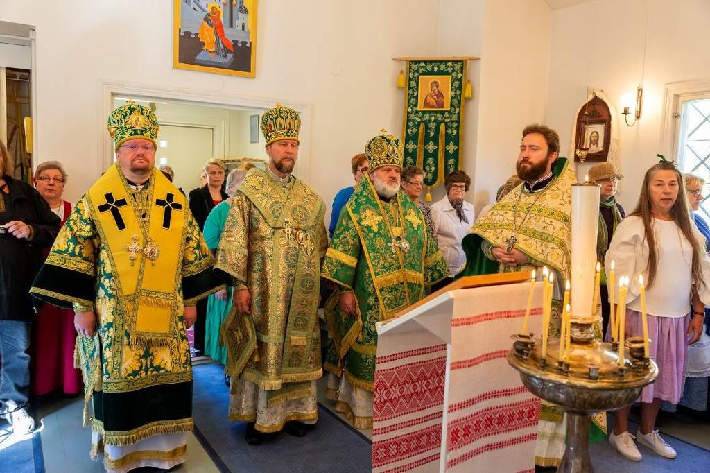 Piispallinen liturgia pt. Arseni Konevitsalaisen kirkossa. Kuva: Hovikuvaajajj/Juuso Jonninen. Siilinjärven ja Pielaveden tiistaiseura ovat saman ikäisiä.