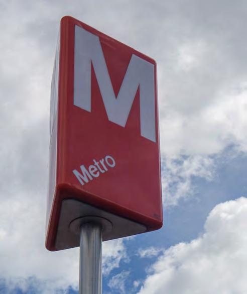 Metron asematunnus Metron kolmikulmaista asematunnusta käytetään aseman sisäänkäynnin yhteydessä. Tunnuksen jokaisella sivulla on ainoastaan valkoinen M-kirjain punaisella pohjalla.