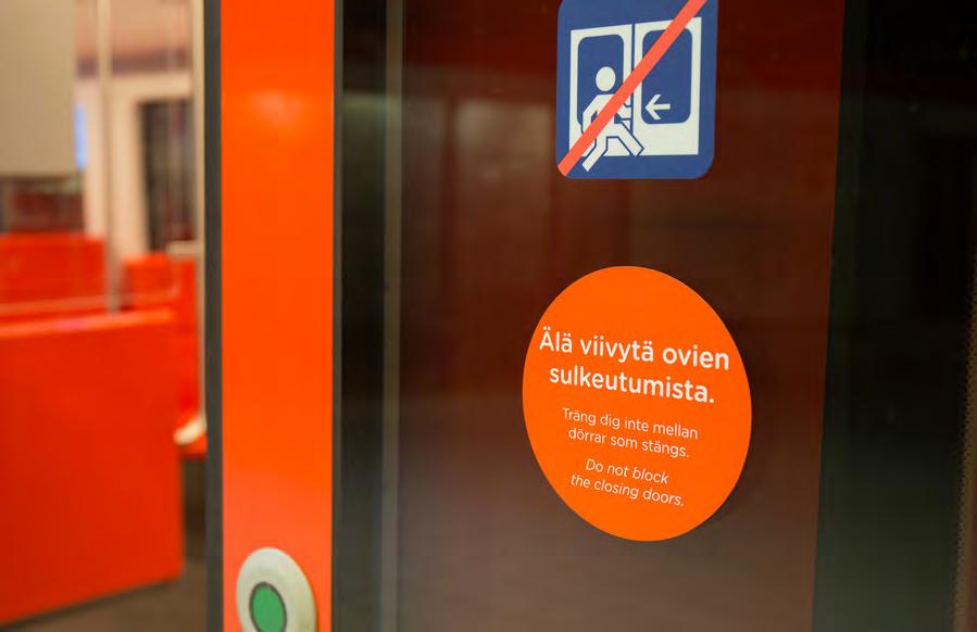 2.10 Junaan nousemisen ohjeistus 2.10.1 Ovitarrat Metrojuniin liimataan ovitarrat muistuttamaan oikeasta käyttäytymisestä metrojunaan nousemisen yhteydessä (kuva 24).