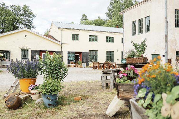 Vilkas ja suosittu Salon tori on kaikkien yhteinen olohuone ja torikahviloissa viihtyvät kaikenikäiset niin salolaiset kuin vierailijat. Torin matkailuinfo palvelee ti-ke, pe-la 9-4, to 9-0.