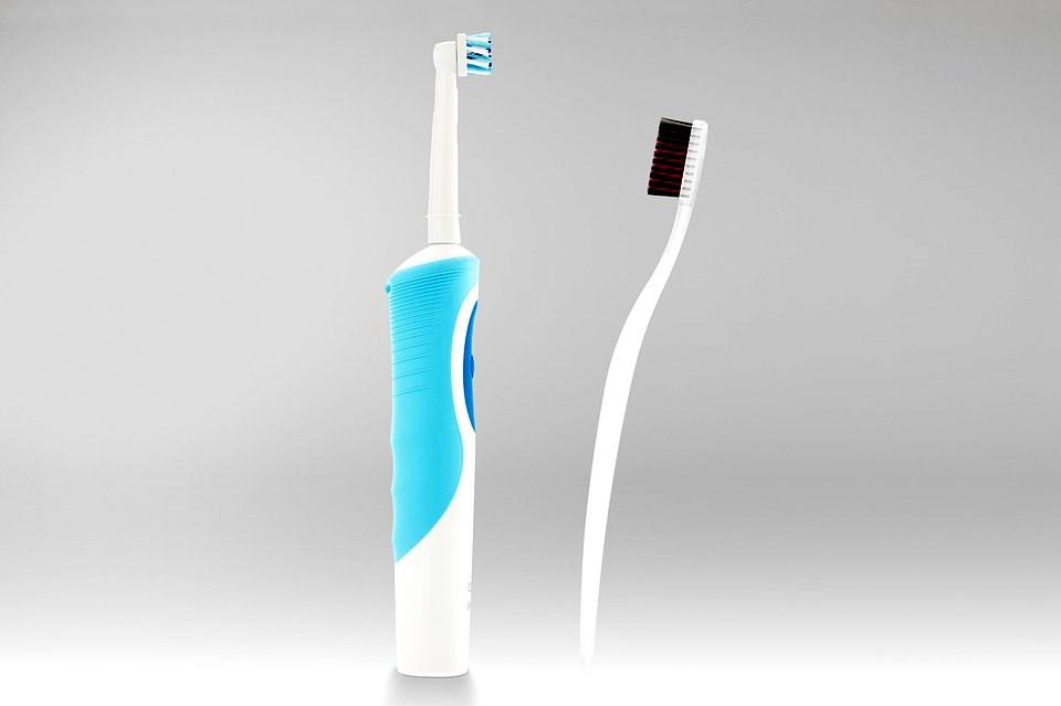 Suun puhdistus Harjaa hampaat huolellisesti aamuin illoin fluorihammastahnan kanssa. Paras hammasharja on pehmeäharjaksinen (Soft).