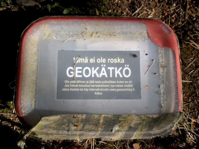 GPS:llä. Geokätkön tiedot löytää internet-sivustolta.