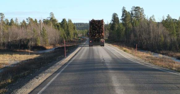 Kuormituskokeet 76 tonnin rekalla Inarissa 2016 Inarin koekohteella (Angelintie) seurattiin huokosvedenpaineen muutoksia ja veden pumppautumista