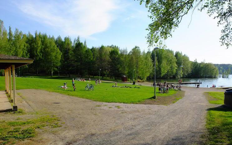 4 (10) Tuloreitti uimarannalle Rantakujan puolelta 3. UIMARANNAN KUVAUS 3.1 Vesityyppi Kirkasvetinen, mutta ravinteikas, vaikka tunnusluvut viittaavat lähemmäs karua järveä. 3.2 Rantatyyppi Ranta-alue on laajaa nurmikenttää ja puisto-aluetta.