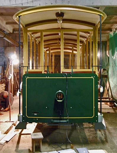 16 / 19 22.4.2018 klo 11:04 Vaunun päätyjen koristeraita on jo maalattu.